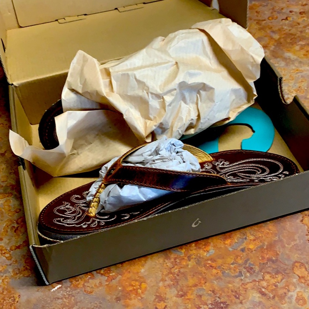 Olukai Nwt Sandel Rubber sole.  Never worn- cute- spring cleaning my closet!